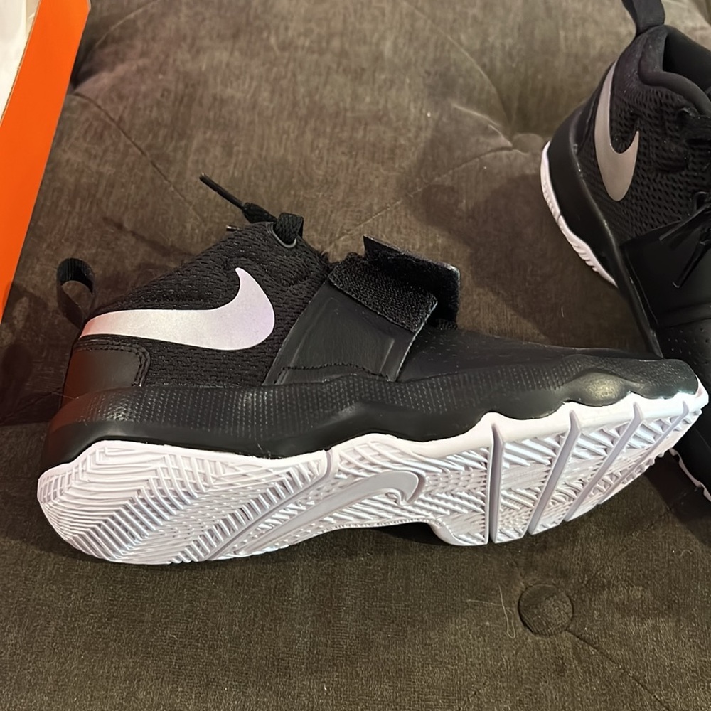 Nike team hustle sneaker size 2 NWT - Picture 5 of 6